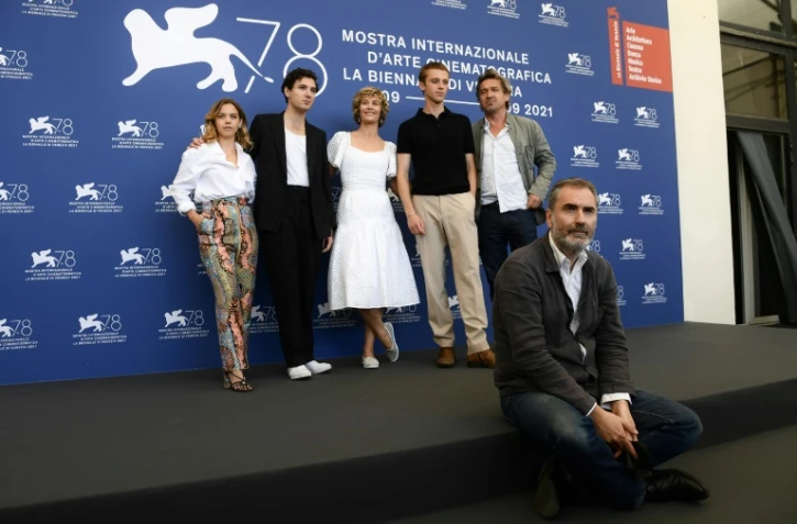 Le réalisateur du film "Illusions Perdues" Xavier Giannoli pose devant les acteurs Salome Dewaels, Vincent Lacoste, Cecile de France, Benjamin Voisin and French et Louis-Do de Lencquesaing le 5 septembre 2021 à Venise