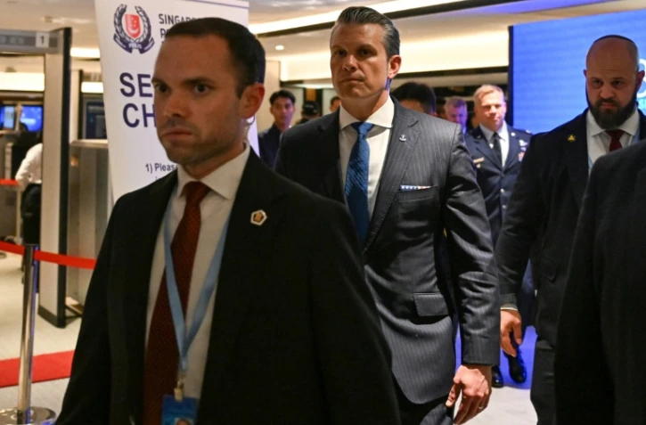 Le secrétaire américain à la Défense, Pete Hegseth (c), arrive pour une réunion bilatérale avec le ministre singapourien de la Défense, Chan Chun Sing, en marge du Sommet du Dialogue de Shangri-La, le 29 mai 2026 à Singapour