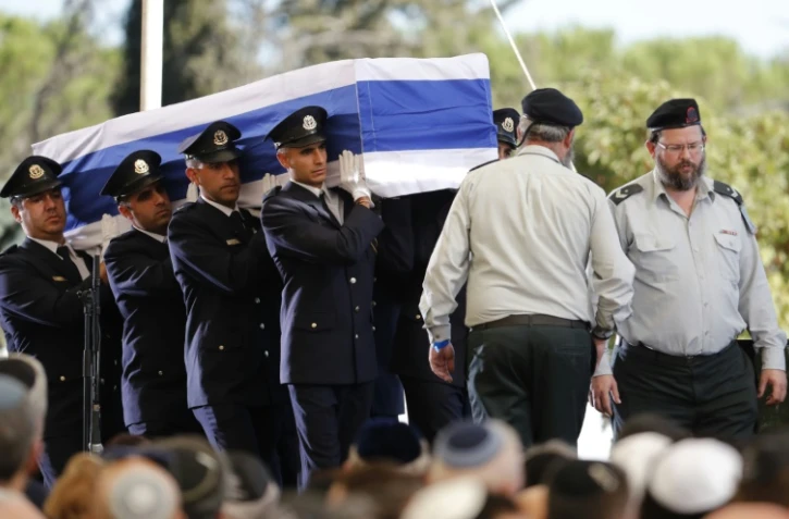 Le cercueil de Shimon Peres porté par la garde d'honneur à son arrivée au cimetière du mont Herzl le 30 septembre 2016 à Jérusalem