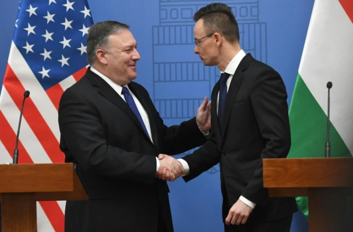 Le secrétaire d'Etat américain Mike Pompeo  (g) serre la main du ministre hongrois des Affaires étrangères, Peter Szijjarto, après une conférence de presse commune, le11 février 2019 à Budapest