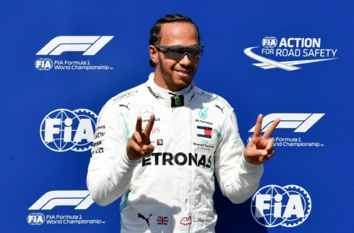 Le Britannique Lewis Hamilton pose sur le podium après avoir obtenu la pole position pour le GP de France, le 22 juin 2019 sur circuit du Castellet 
