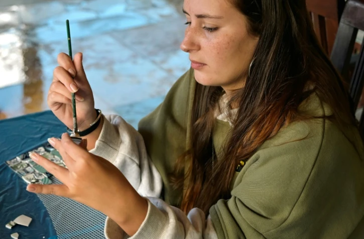 Un Israélienne ayant survécu à l'attaque du Hamas du 7 octobre contre le festival Tribe of Nova, fait de la peinture dans un hôtel thermal, de la région de Paphos, le 14 novembre 2023 à Chypre