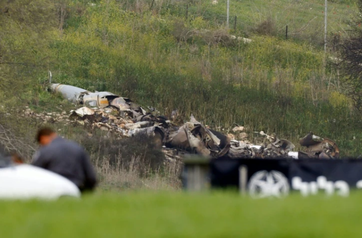 Les débris d'un avion de combat israélien F-16 qui s'est écrasé dans le Kibboutz de Harduf dans le nord d'Israël, après avoir essuyé des tirs lors de raids contre des cibles en Syrie, par la défense antiaérienne syrienne, le 10 février 2018