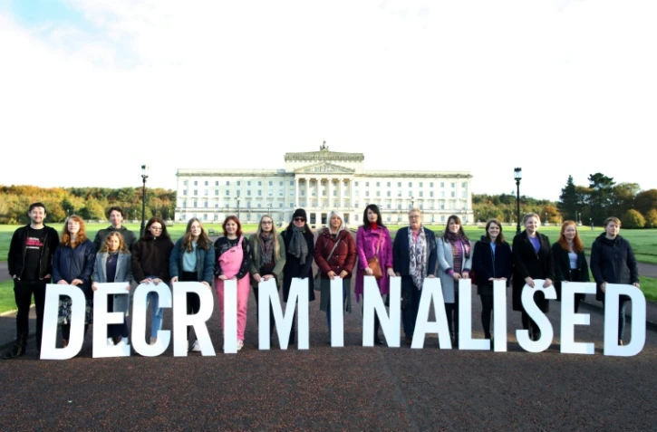 Des militants pro-avortement posent devant le parlement nord-irlandais à Belfast, le 21 octobre 2019