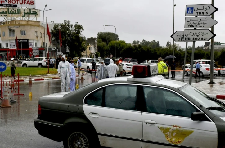 La police tunisienne enquête sur le site d?une attaque contre des officiers de la Garde nationale, le 6 septembre 2020 à Sousse, en Tunisie