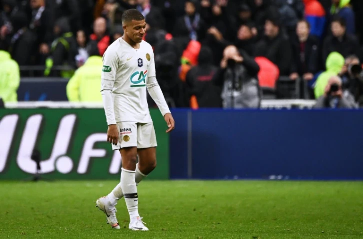 L'attaquant du PSG Kylian Mbappé arpès avoir reçu un carton rouge lors de la finale de la Coupe de France face à Rennes, le 27 avril 2019 au Stade de France
