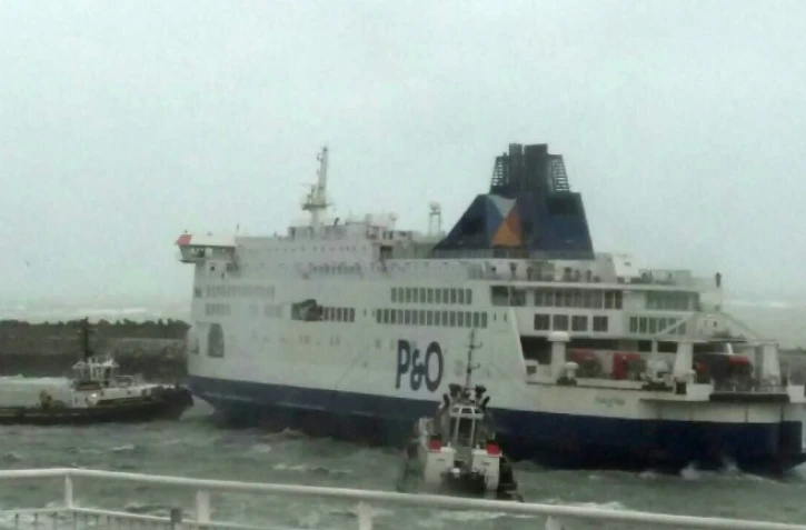 Manoeuvres autour d'un ferry qui s'est échoué  dans le port de Calais (Pas-de-Calais), le 10 décembre 2017