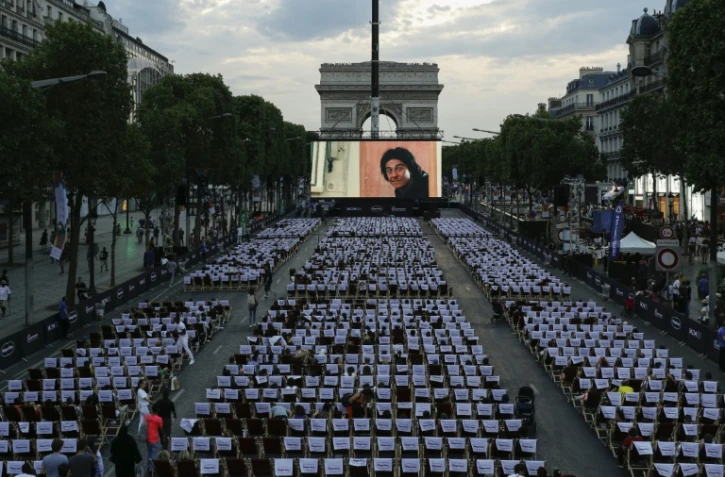 Les Champs-Élysées transformés, le temps d'une soirée en cinéma géant,  avec la projection du film "Les Visiteurs", le 1er juillet 2018 à Paris 