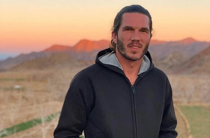 Une photo sans date obtenue du compte Twitter de l'avocat iranien Saïd Dehghan, montre le Français Benjamin Brière, détenu en Iran depuis mai 2020, posant dans un lieu non précisé