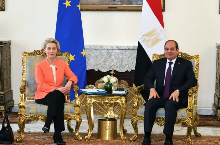 Photo transmise par la présidence égyptienne montrant le président égyptien Abdel Abdel Fattah al-Sissi (D) et et la présidente de la Commission européenne, Ursula von der Leyen, le 17 mars 2024 au Caire