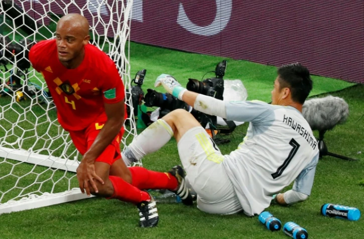Le défenseur belge Vincent Kompany (g) face au gardien Japonais Eiji Kawashima en 8e finale du Mondial, le 2 juillet 2018 à Rostov