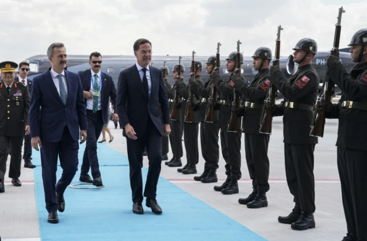 Le secrétaire général de l'Otan Mark Rutte (au centre) arrive à Ankara pour le sommet de l'Otan, le 6 juillet 2026