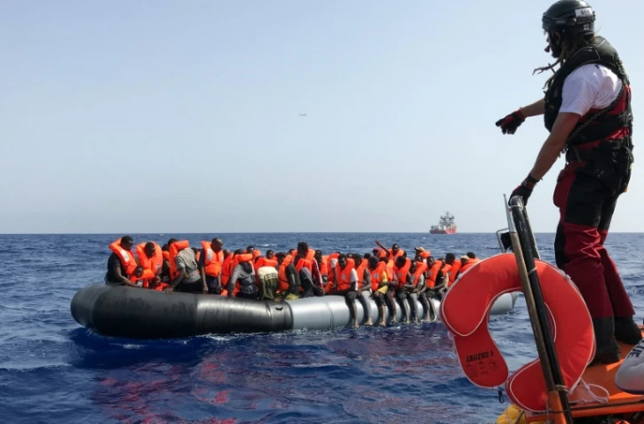 Un membre de l'équipage de l'Ocean Viking participe au sauvetage de 85 migrants en Méditerrannée, le 9 août 2019