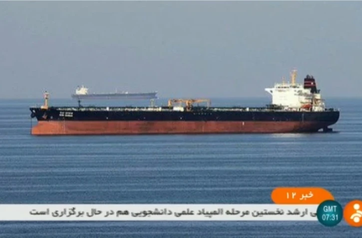 Capture d'image de la télévision iranienne IRNN le 13 juin 2019 montrant deux pétroliers, cible d'une attaque dans le Golfe d'Oman