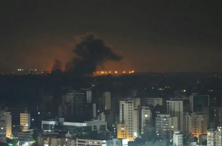 De la fumée s'élève après une frappe aérienne israélienne sur la banlieue sud de Beyrouth, le 5 octobre 2024