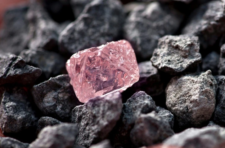 Diamant rose brut, baptisé Argyle Pink Jubilee, trouvé dans la mine australienne d'Argyle, dans une photo distribuée le 22 février 2012 par le géant minier Rio Tinto