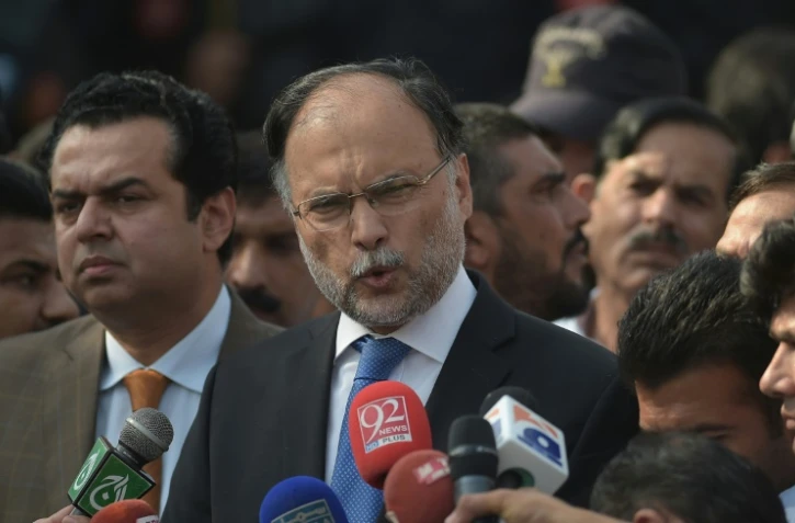 Le ministre pakistanais de l'Intérieur Ahsan Iqbal s'exprime devant des journalistes, le 2 octobre 2017 à Islamabad
