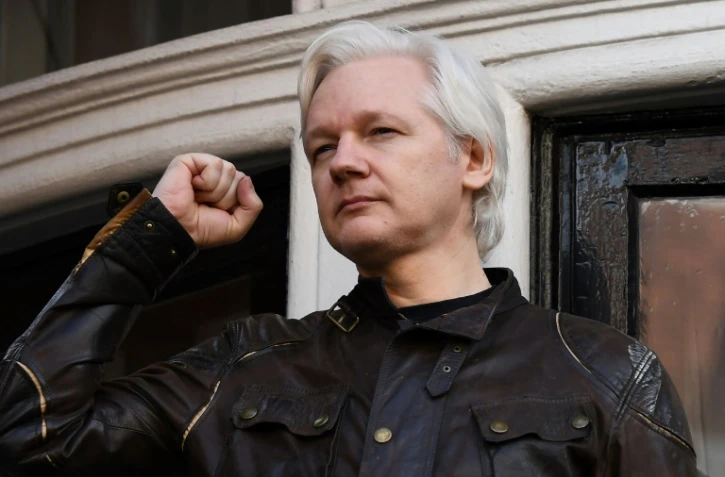 Le fondateur de WikiLeaks Julian Assange sur le balcon de l'ambassade d'Equateur à Londres, le 19 mai 2017