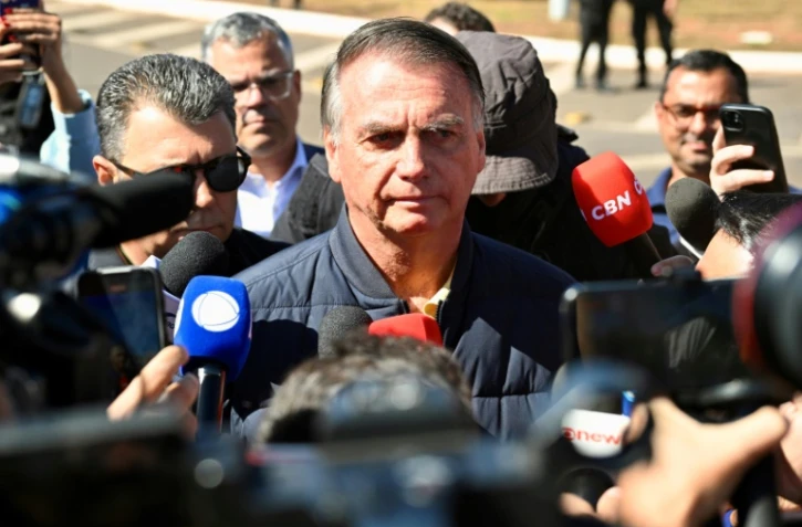 L'ancien président brésilien Jair Bolsonaro parle aux médias médias après avoir été équipé d'un bracelet électronique, le 18 juillet 2025 à Brasilia