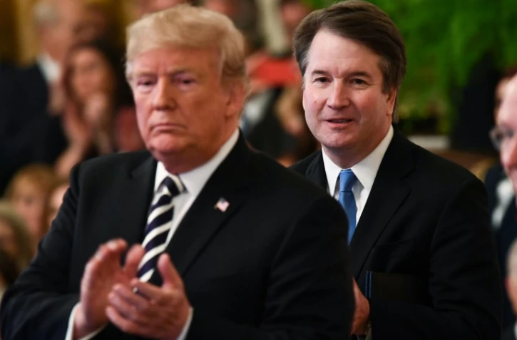 Le président américain Donald Trump et le juge Brett Kavanaugh lors de la cérémonie d'investiture à la Cour suprême du magistrat conservateur, le 8 octobre 2018 à Washington