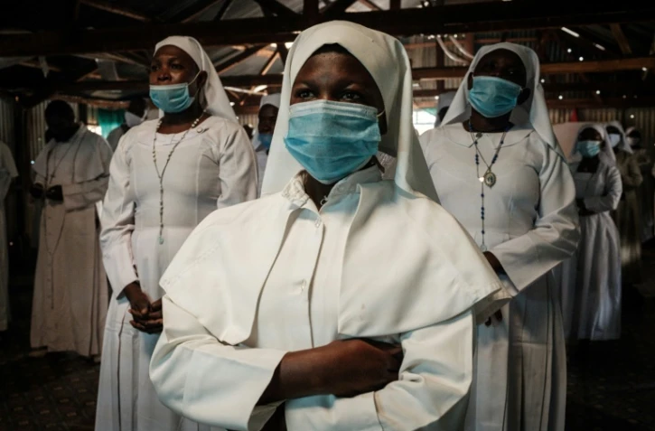 Des fidèles masquées du mouvement religieux Legio Maria dans une église de Nairobi, le 26 juillet 2020
