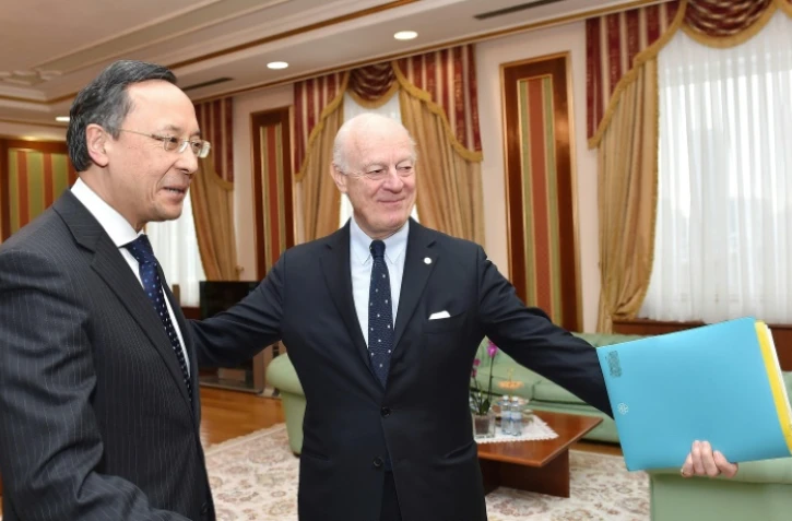 L'émissaire de l'ONU, Staffan de Mistura (d) et le ministre kazakh des Affaires étrangères, Kairat Abdrakhmanov, le 22 janvier 2017 à Astana à la veille des pourparlers de paix entre rebelles syriens et régime d'Assad