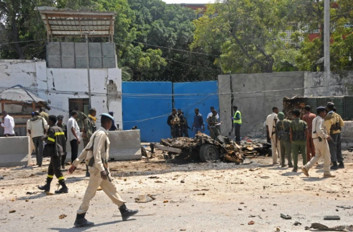 Des militaires et policiers sur les lieux d'un attentat suicide à Mogadiscio le 31 juillet 2016