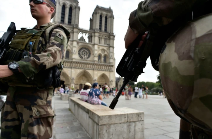 Des fusiliers marins patrouillent sur la parvis de Notre-Dame de Paris, dans le cadre de l'opération Sentinelle, le 20 juillet 2016