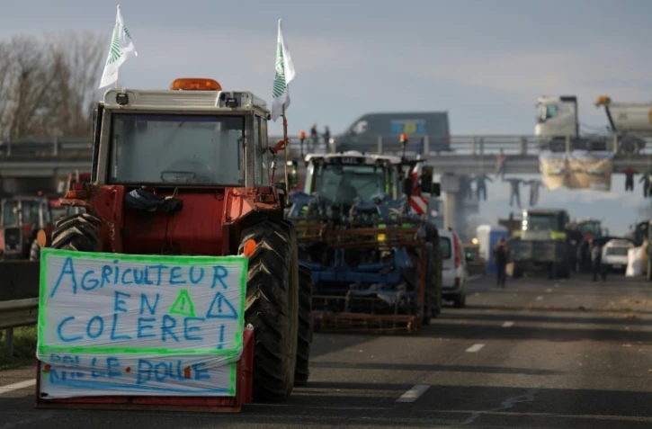 Agriculteurs en colère bloquant l'autoroute A64 à Carbonne, en Haute-Garonne, le 22 janvier 2024