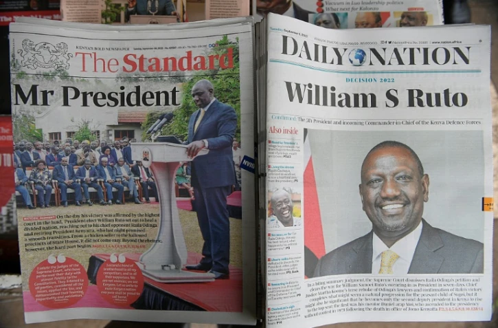 Les journaux kényans The Standard et Daily Nation dans un kiosque à journaux font leur une sur le président élu kenyan William Ruto, à Nairobi le 06 septembre 2022