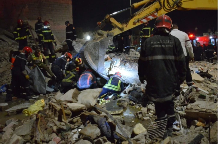 Des secouristes fouillent les décombres après l'effondrement de deux immeubles à Fès, au Maroc, pendant la nuit du 9 au 10 décembre 2025
