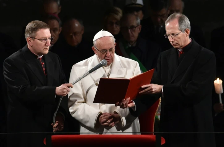 Le pape François (c) au Colisée à Rome à l'occasion du Vendredi Saint, le 25 mars 2016