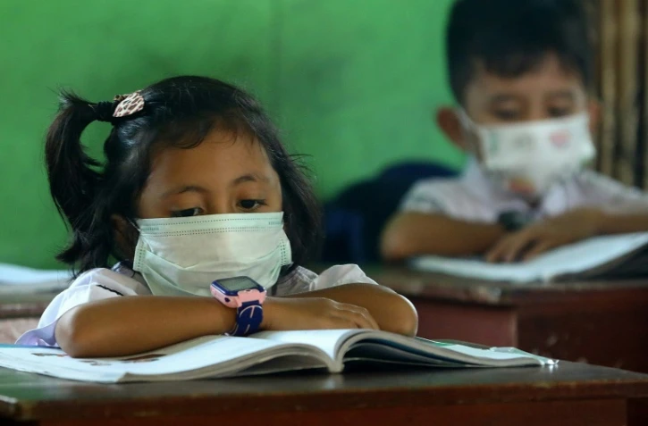 Des écoliers portent des masques sanitaires dans une salle de classe de l'île indonésienne de Natuna, le 4 février 2020