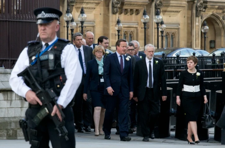 Le Premier ministre britannique David Cameron (c) quitte avec le chef du parti travailliste Jeremy Corbyn le Parlement à Londres, le 20 juin 2016 