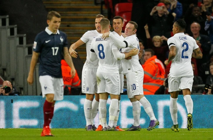 L'attaquant anglais Wayne Rooney félicité par ses coéquipiers après son but contre la France, le 17 novembre 2015 à Wembley