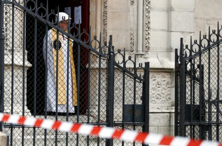 Première messe, deux  mois après l'incendie, à la cathédrale Notre-Dame, le 15 juin à Paris