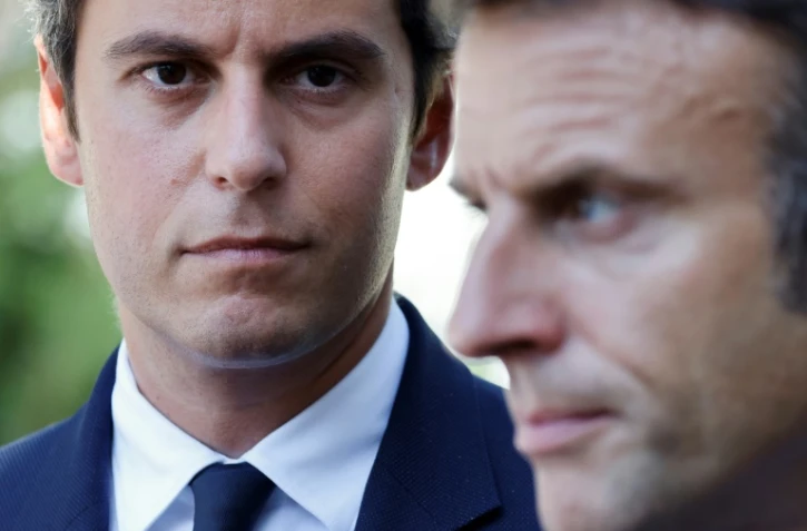 Le président Emmanuel Macron et Gabriel Attal, alors ministre de l'Education, lors d'une visite dans un lycée professionnel le 1er septembre 2023 à Orange (Vaucluse)