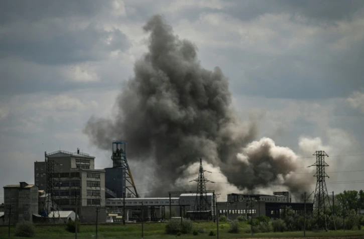 Un épais nuage de fumée au-dessus d'une usine de Soledar après une frappe, dans la région du Donbass, le 24 mai 2022 en Ukraine