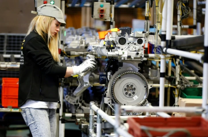 Une ouvrière assemble des pièces d'un moteur Renault dans l'usine de Cleon, le 24 février 2017
