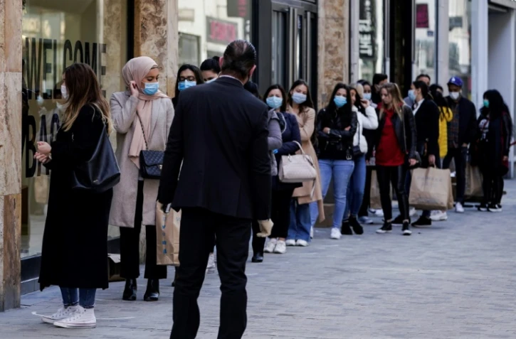 File d'attente devant un magasin de vĂŞtements Ă Bruxelles, le 11 mai 2020