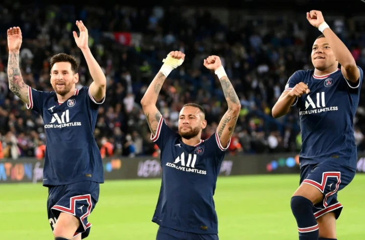 La joie des attaquants du Paris Saint-Germain, l'Argentin Lionel Messi, le Brésilien Neymar et Kylian Mbappé, après la victoire, 2-0 face à Manchester City, lors de leur match de poules de la Ligue des Champions, le 28 septembre 2021 au Parc des Princes
