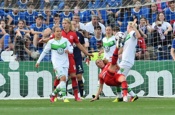 La Lyonnaise Camille Abily tente un retourné face à Wolfsburg en finale de la Ligue des champions, le 26 mai 2016 à Reggio Emilia