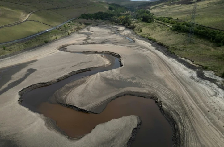 Le lit du réservoir de Woodhead partiellement révélé par une baisse du niveau de l'eau, près de Glossop, dans le nord de l'Angleterre, le 22 mai 2025