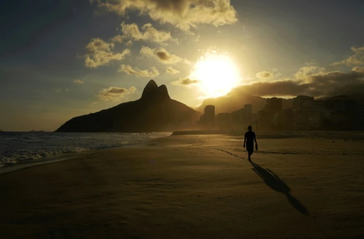 Un homme marche sur la plage d'Ipanema, à Rio de Janeiro (Brésil), où les plages ont été fermées pour tenter de contenir la pandémie de coronavirus, le 20 mars 2021