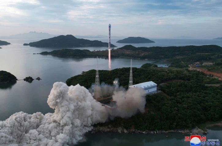Photo diffusée le 1er juin 2023 par l'agence officielle nord-coréenne Kcna du décollage d'un lanceur de satellite, le 31 mai 2023, avant que la fusée s'abîme en mer