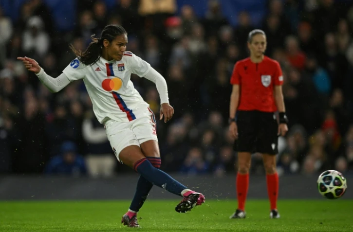 La capitaine lyonnaise Wendie Renard manque son tir au but contre Chelsea en quart de finale retour de la Ligue des champions féminine, le 30 mars 2023 à Londres