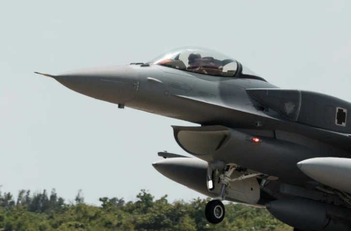 Un chasseur F-16V nouvellement acquis atterrit à la base aérienne de Chihhang, à Taitung, à Taïwan, le 2 octobre 2026