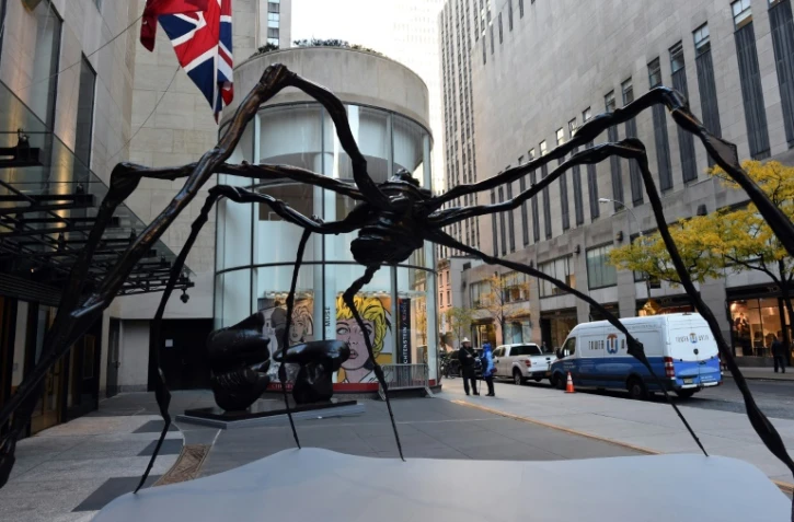 Araignée en bronze géante de Louise Bourgeois devant la maison d'enchères Christie's dans une rue de New York, le 30 octobre 2015