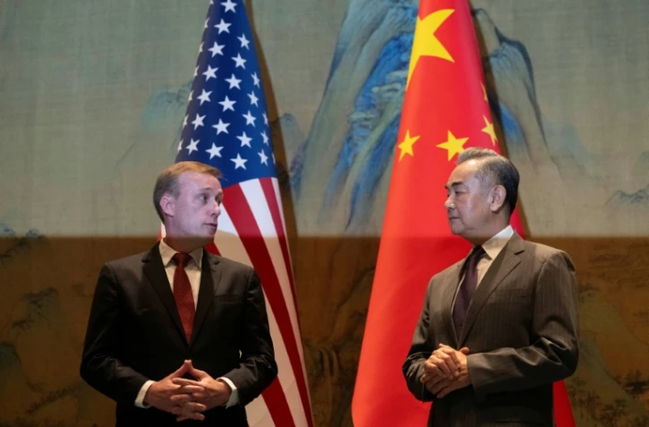 Le chef de la diplomatie chinoise Wang Yi (droite) et le conseiller à la sécurité nationale de Joe Biden, Jake Sullivan (gauche), à Pékin, le 27 août 2024