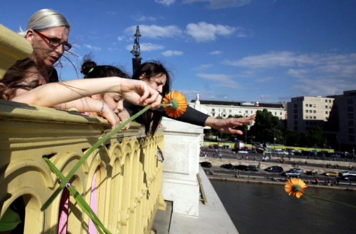 Jets de fleurs dans le Danube à l'endroit de la collision mortelle entre un bateau de croisière et une embarcation transportant des touristes sud-coréens, le 1er juin à Budapest